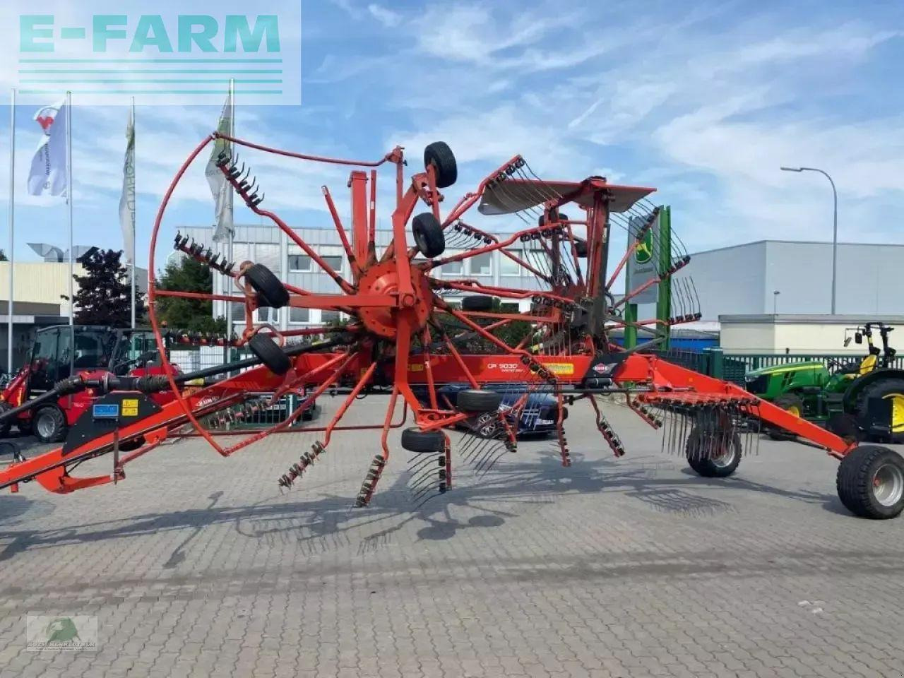 Kuhn ga 9030 - Szénaforgató: 4 kép. Kuhn ga 9030 - Szénaforgató: 4 kép.