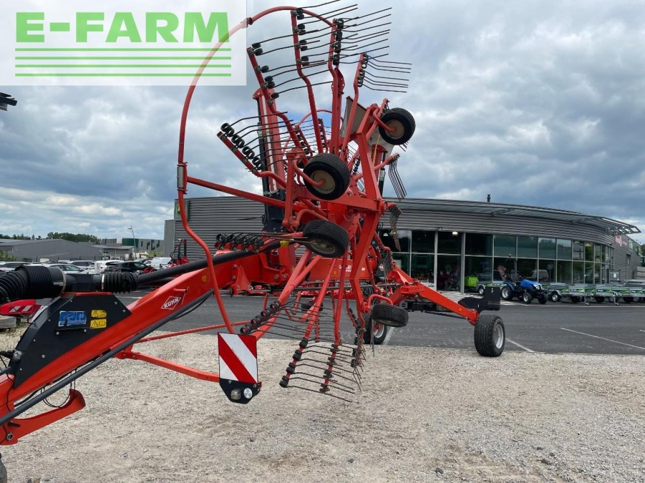Kuhn ga 9030 - Szénaforgató: 2 kép. Kuhn ga 9030 - Szénaforgató: 2 kép.