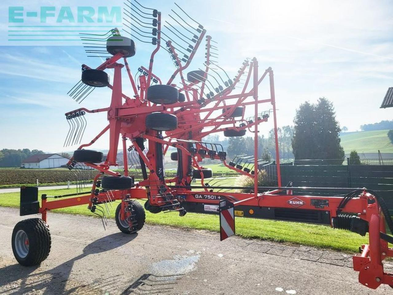 Kuhn ga7501+ 2-kreisel-mittelschwader - Szénaforgató: 2 kép. Kuhn ga7501+ 2-kreisel-mittelschwader - Szénaforgató: 2 kép.
