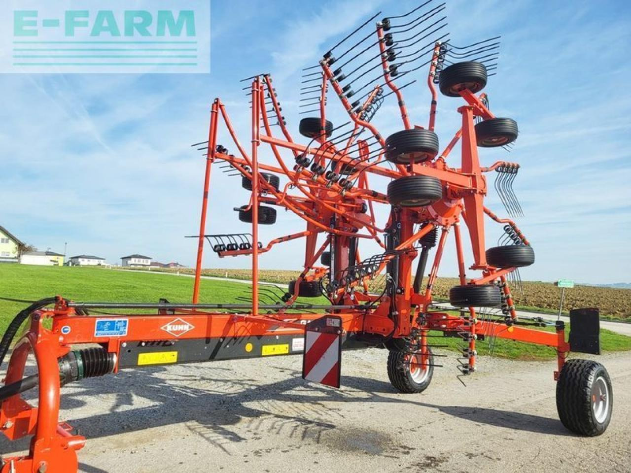 Kuhn ga7501+ 2-kreisel-mittelschwader - Szénaforgató: 1 kép. Kuhn ga7501+ 2-kreisel-mittelschwader - Szénaforgató: 1 kép.