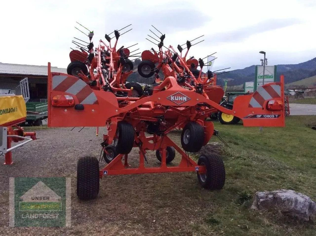 Kuhn gf 10803 t - Szénaforgató: 5 kép. Kuhn gf 10803 t - Szénaforgató: 5 kép.