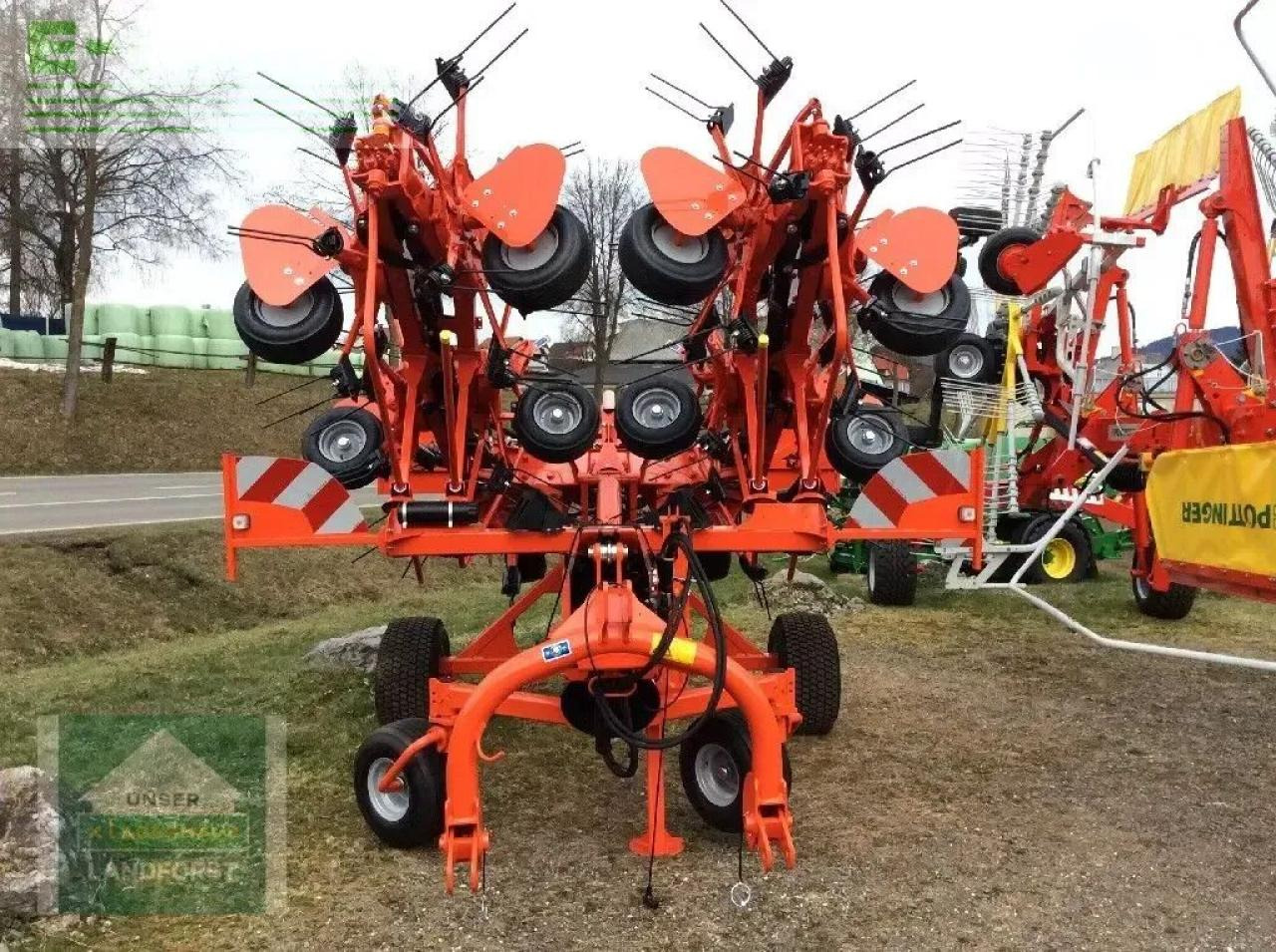 Kuhn gf 10803 t - Szénaforgató: 2 kép. Kuhn gf 10803 t - Szénaforgató: 2 kép.
