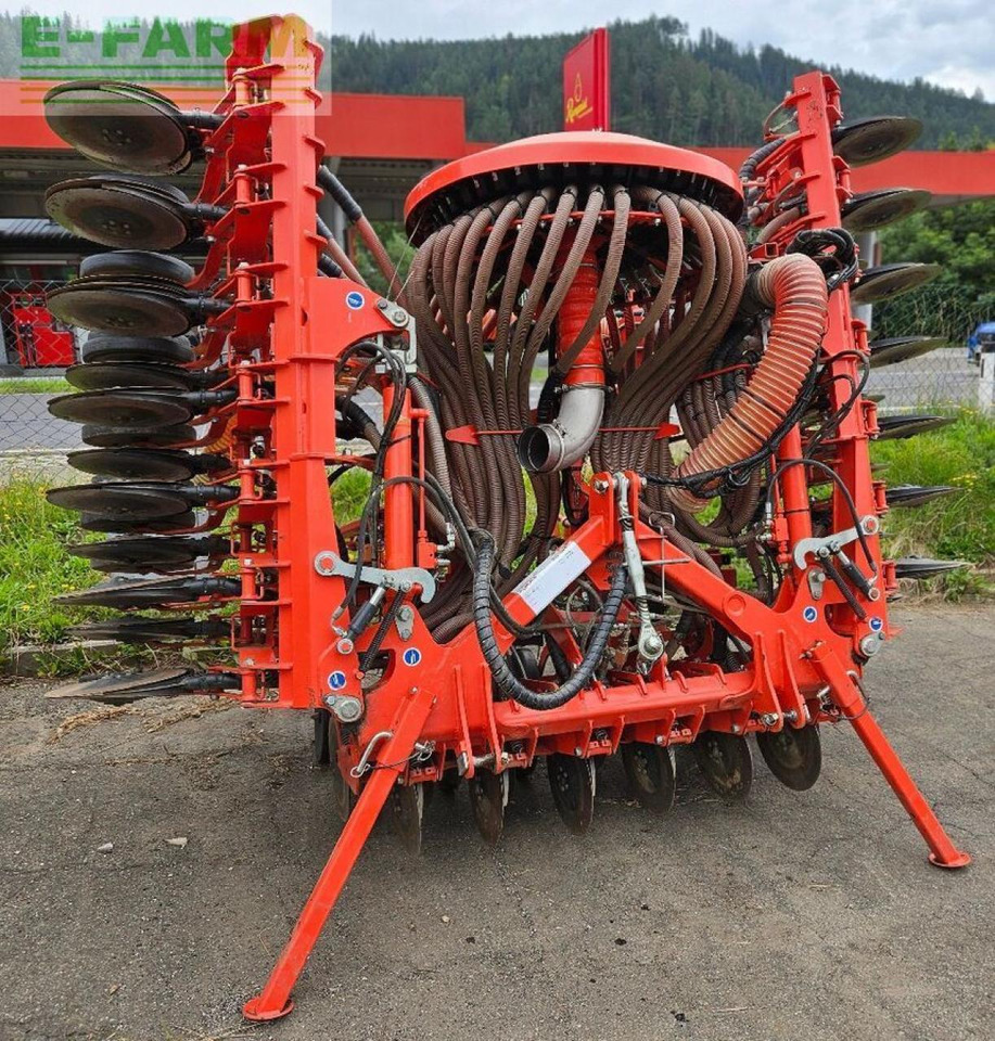 Kuhn hr5004dr+btfr5000-40dd+tf1512 - Kombinált vetőgép: 2 kép. Kuhn hr5004dr+btfr5000-40dd+tf1512 - Kombinált vetőgép: 2 kép.