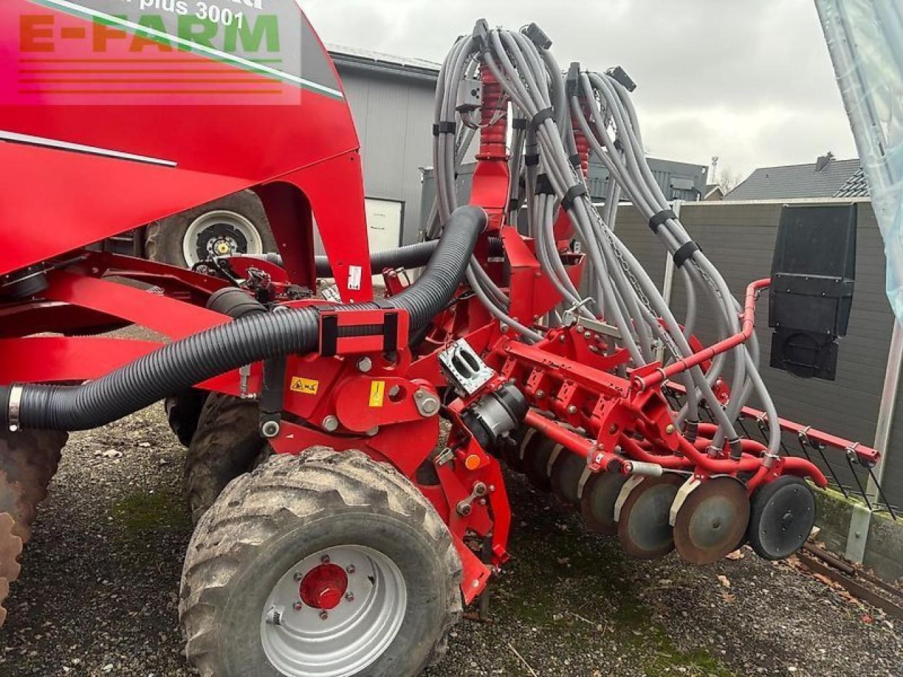 Kverneland u-drill 3001 - Szemenkénti vetőgép: 4 kép. Kverneland u-drill 3001 - Szemenkénti vetőgép: 4 kép.