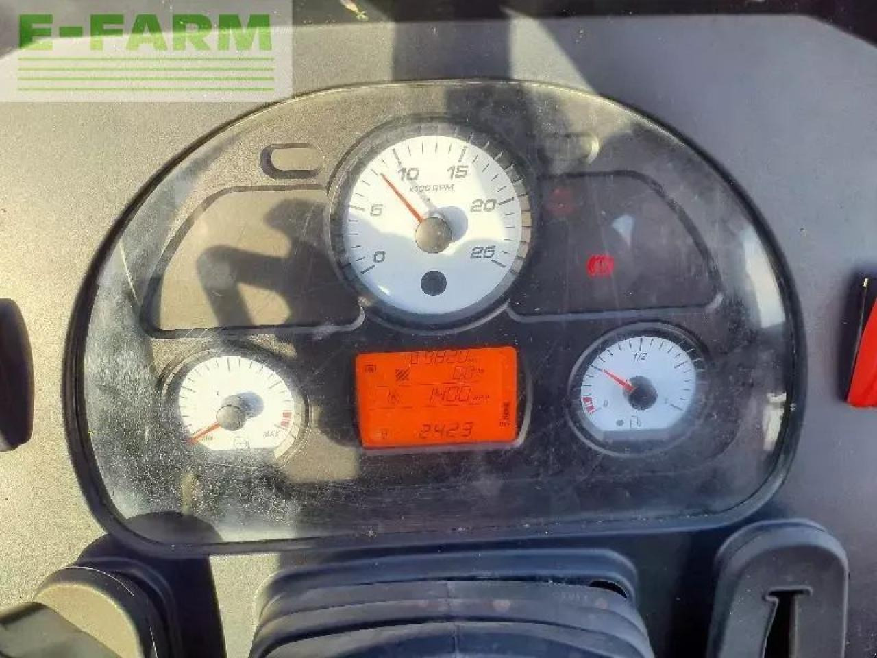 Traktor Massey Ferguson 4708: 8 kép. Traktor Massey Ferguson 4708: 8 kép.