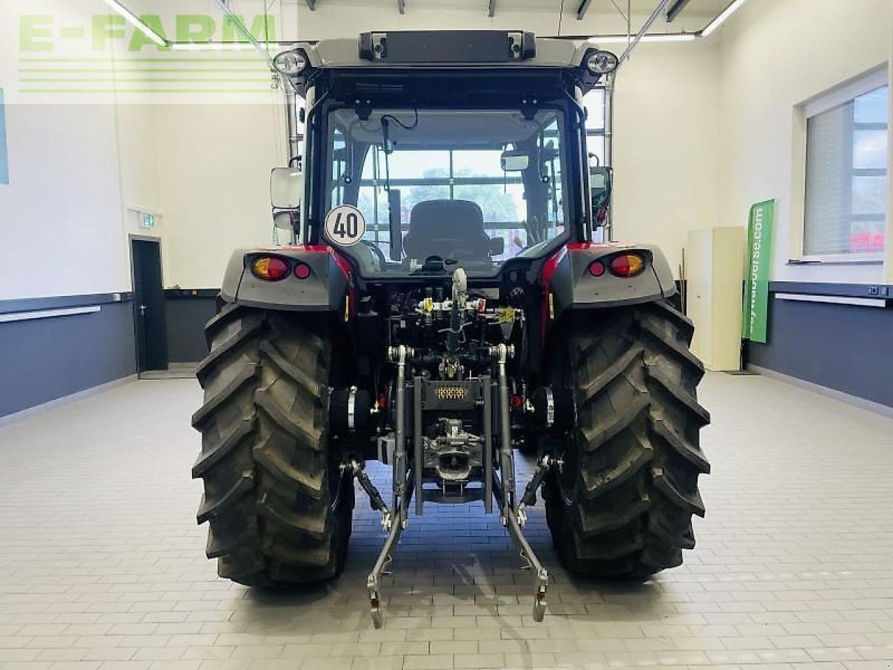 Traktor Massey Ferguson 4709 m dyna-2 essential: 6 kép. Traktor Massey Ferguson 4709 m dyna-2 essential: 6 kép.