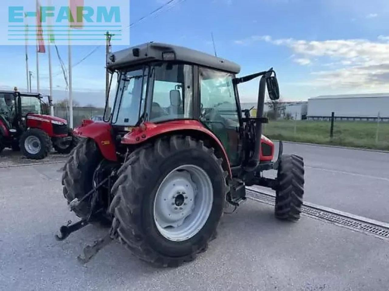 Massey Ferguson 5455 - Traktor: 4 kép. Massey Ferguson 5455 - Traktor: 4 kép.