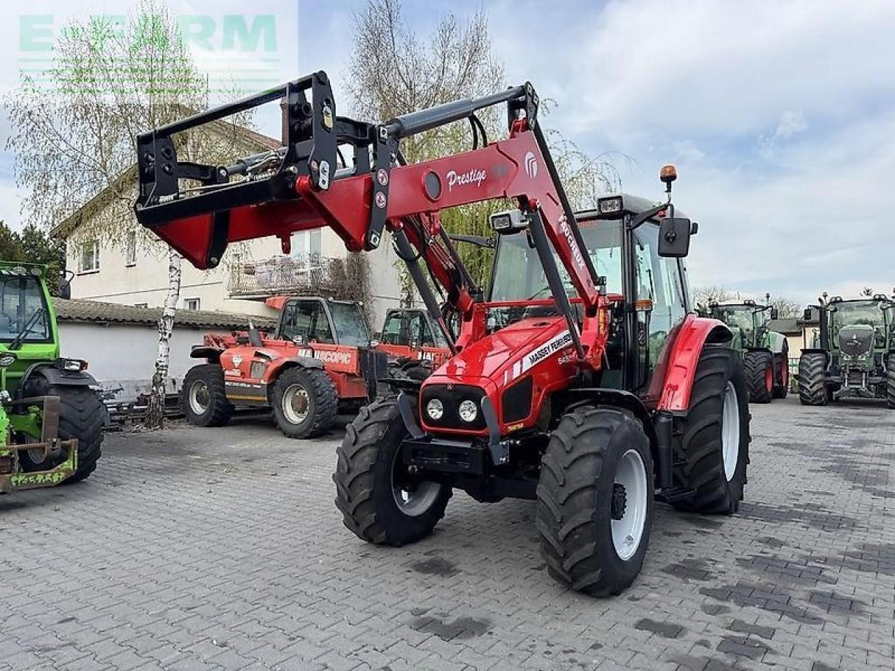 Massey Ferguson 5455 + faucheux prestige 120 - Traktor: 2 kép. Massey Ferguson 5455 + faucheux prestige 120 - Traktor: 2 kép.