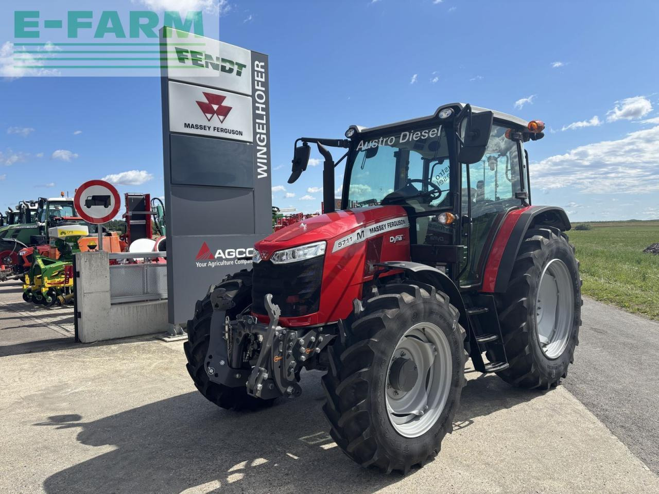 Massey Ferguson 5711 m dyna 4 comfort - Traktor: 1 kép. Massey Ferguson 5711 m dyna 4 comfort - Traktor: 1 kép.