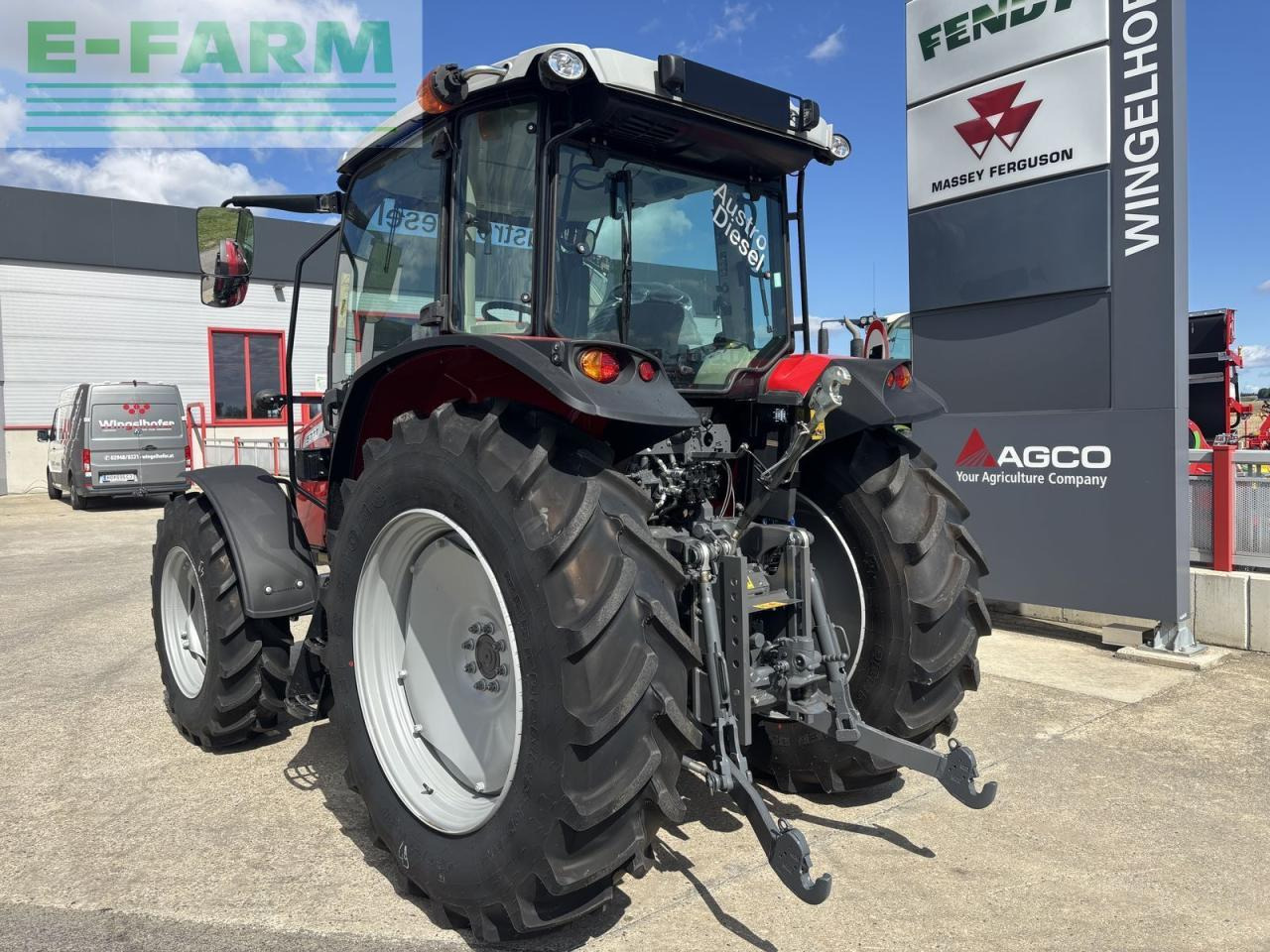 Massey Ferguson 5711 m dyna 4 comfort - Traktor: 5 kép. Massey Ferguson 5711 m dyna 4 comfort - Traktor: 5 kép.