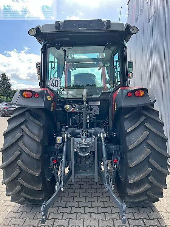 Massey Ferguson 5711m - Traktor: 2 kép. Massey Ferguson 5711m - Traktor: 2 kép.