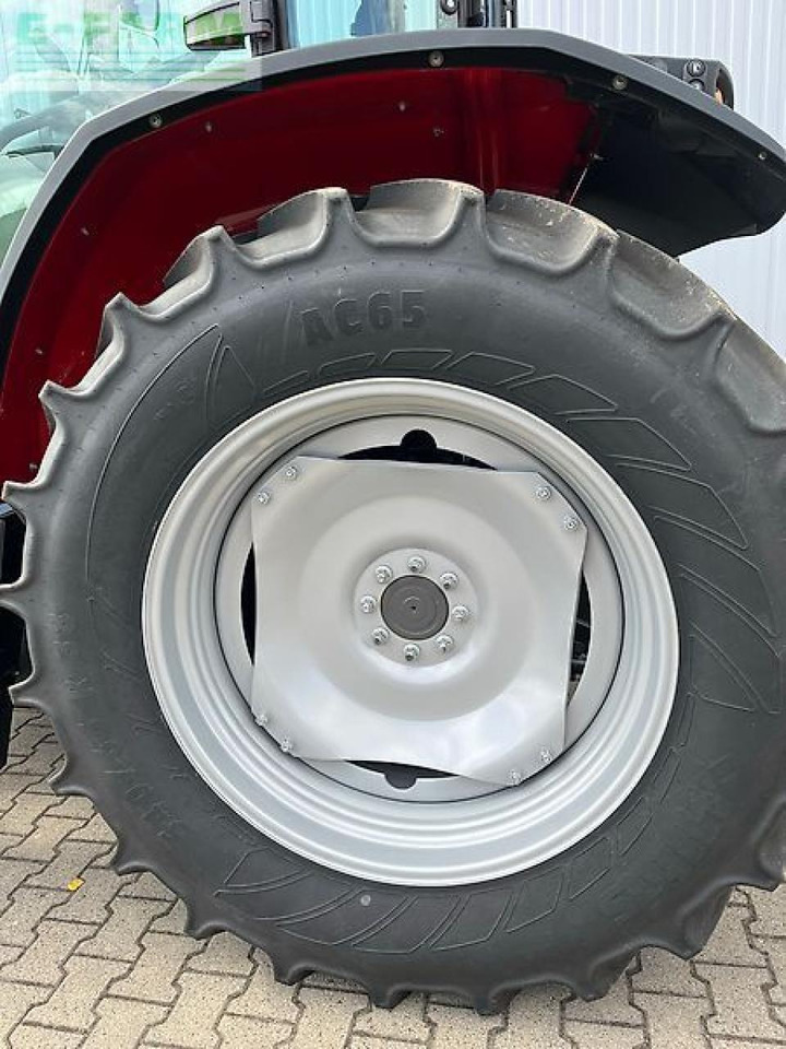 Massey Ferguson 5711m - Traktor: 4 kép. Massey Ferguson 5711m - Traktor: 4 kép.