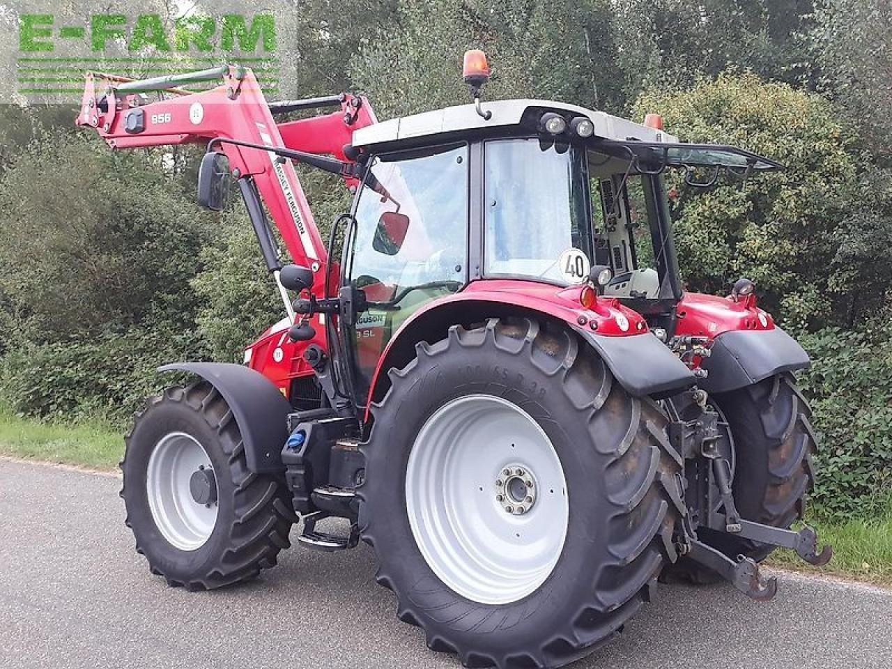 Massey Ferguson 5713 sl - Traktor: 3 kép. Massey Ferguson 5713 sl - Traktor: 3 kép.