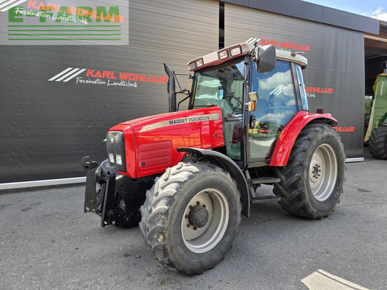 Massey Ferguson 6235-4 - Traktor: 2 kép. Massey Ferguson 6235-4 - Traktor: 2 kép.