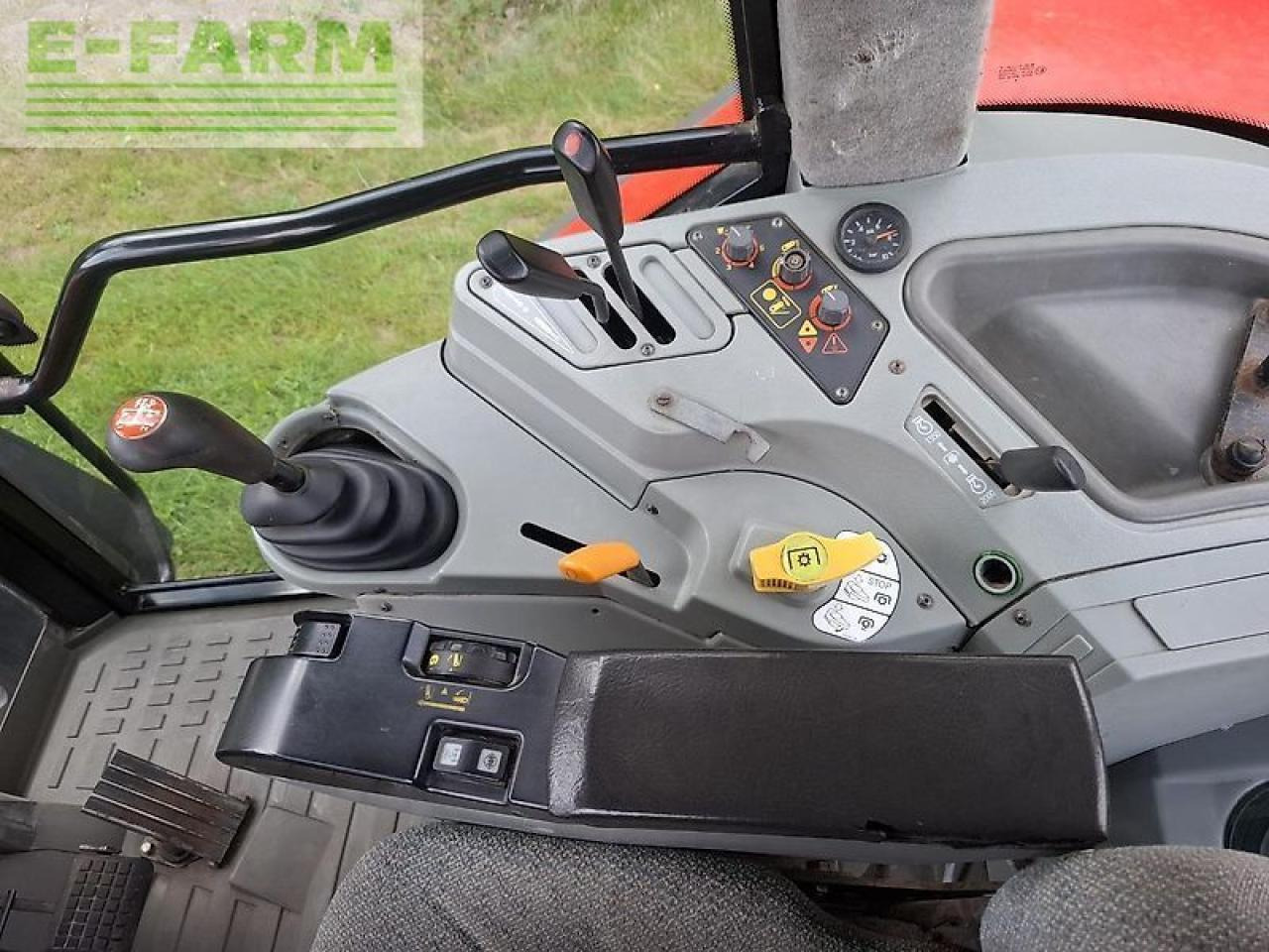 Traktor Massey Ferguson 6255: 12 kép.