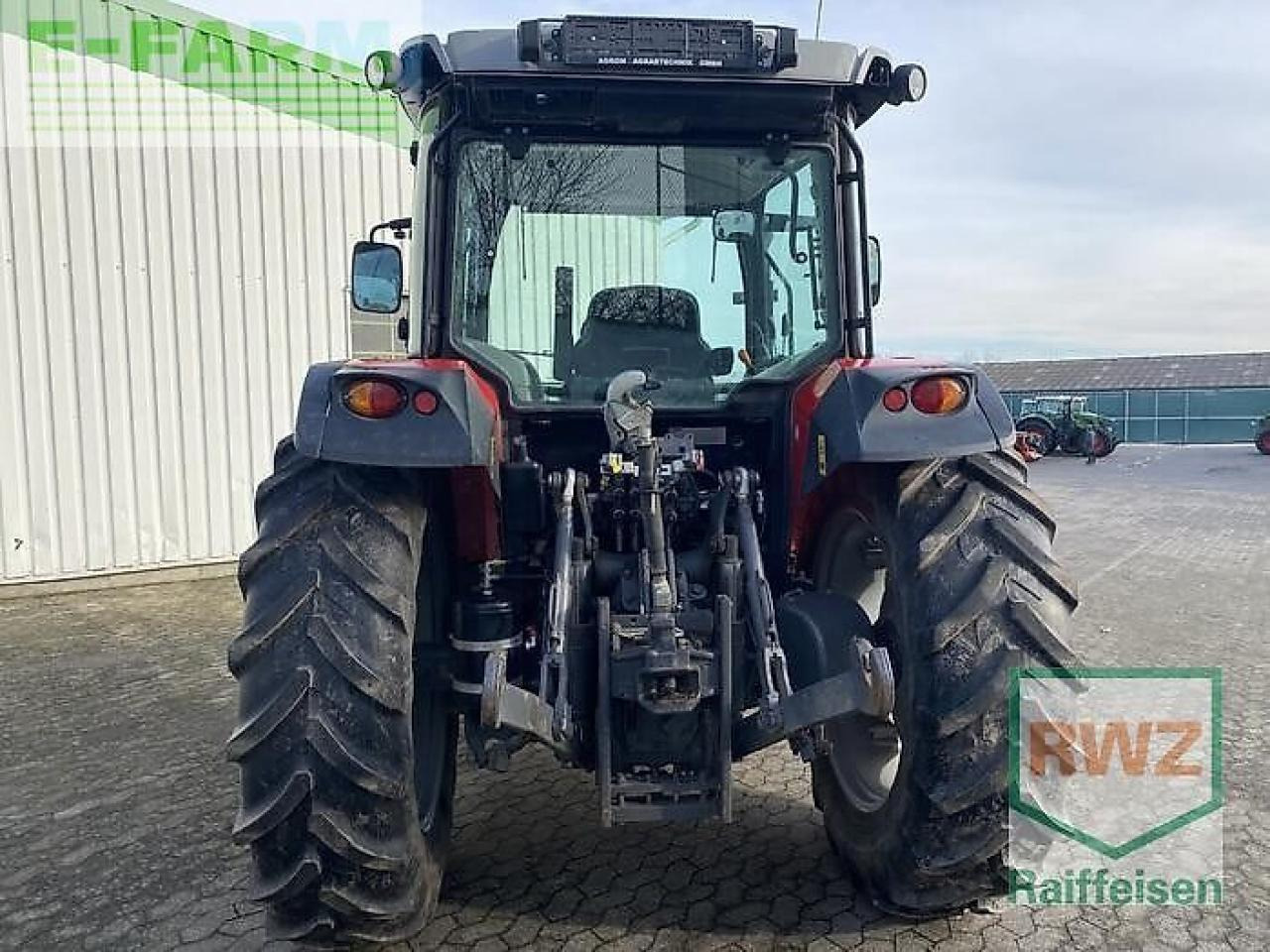 Massey Ferguson 6712 - Traktor: 3 kép. Massey Ferguson 6712 - Traktor: 3 kép.