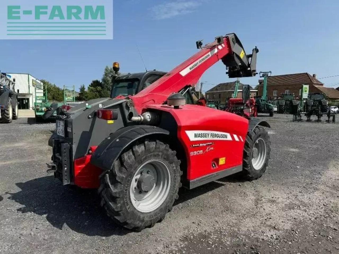 Massey Ferguson 9305 xtra - Teleszkópos rakodó: 4 kép. Massey Ferguson 9305 xtra - Teleszkópos rakodó: 4 kép.
