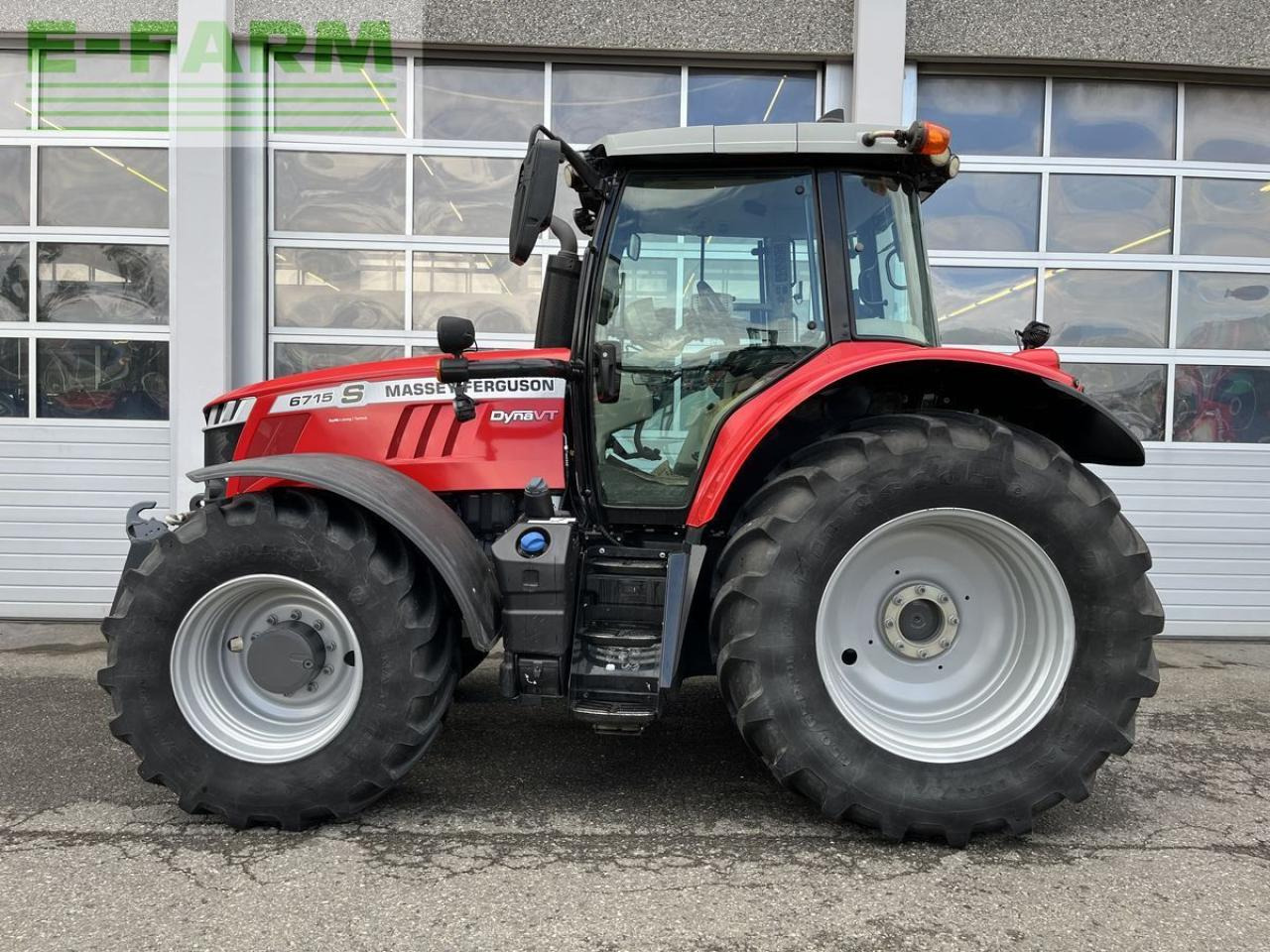 Massey Ferguson mf 6715 s dyna-vt exclusive Exclusive - Traktor: 3 kép. Massey Ferguson mf 6715 s dyna-vt exclusive Exclusive - Traktor: 3 kép.