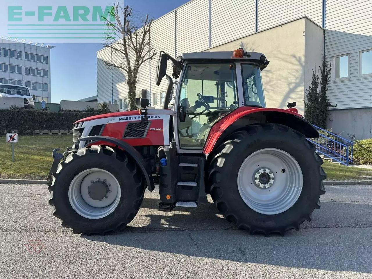 Massey Ferguson mf 6s.180 - Traktor: 2 kép. Massey Ferguson mf 6s.180 - Traktor: 2 kép.