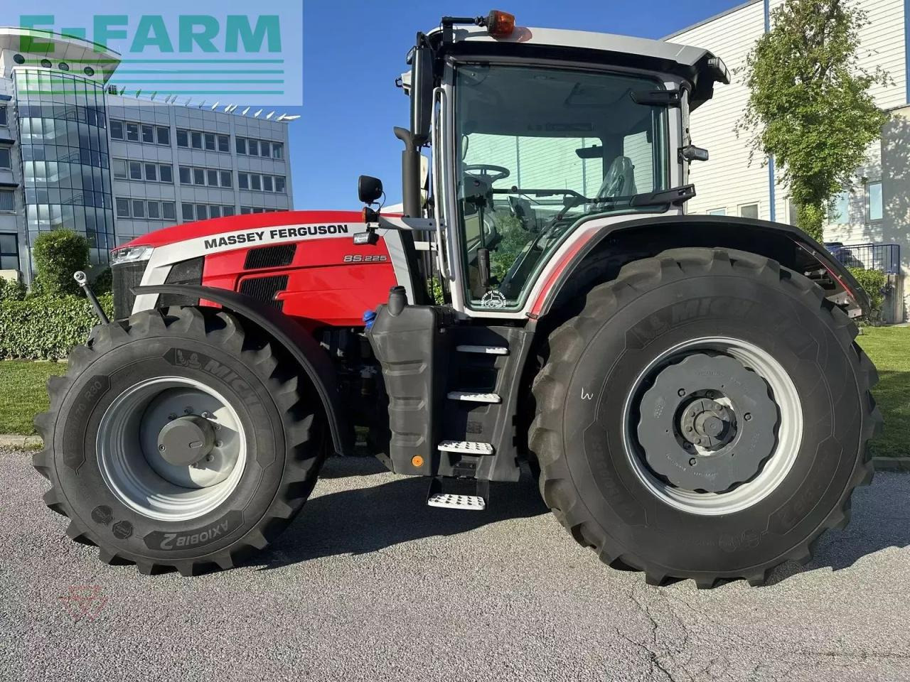 Massey Ferguson mf 8s.225 - Traktor: 5 kép. Massey Ferguson mf 8s.225 - Traktor: 5 kép.