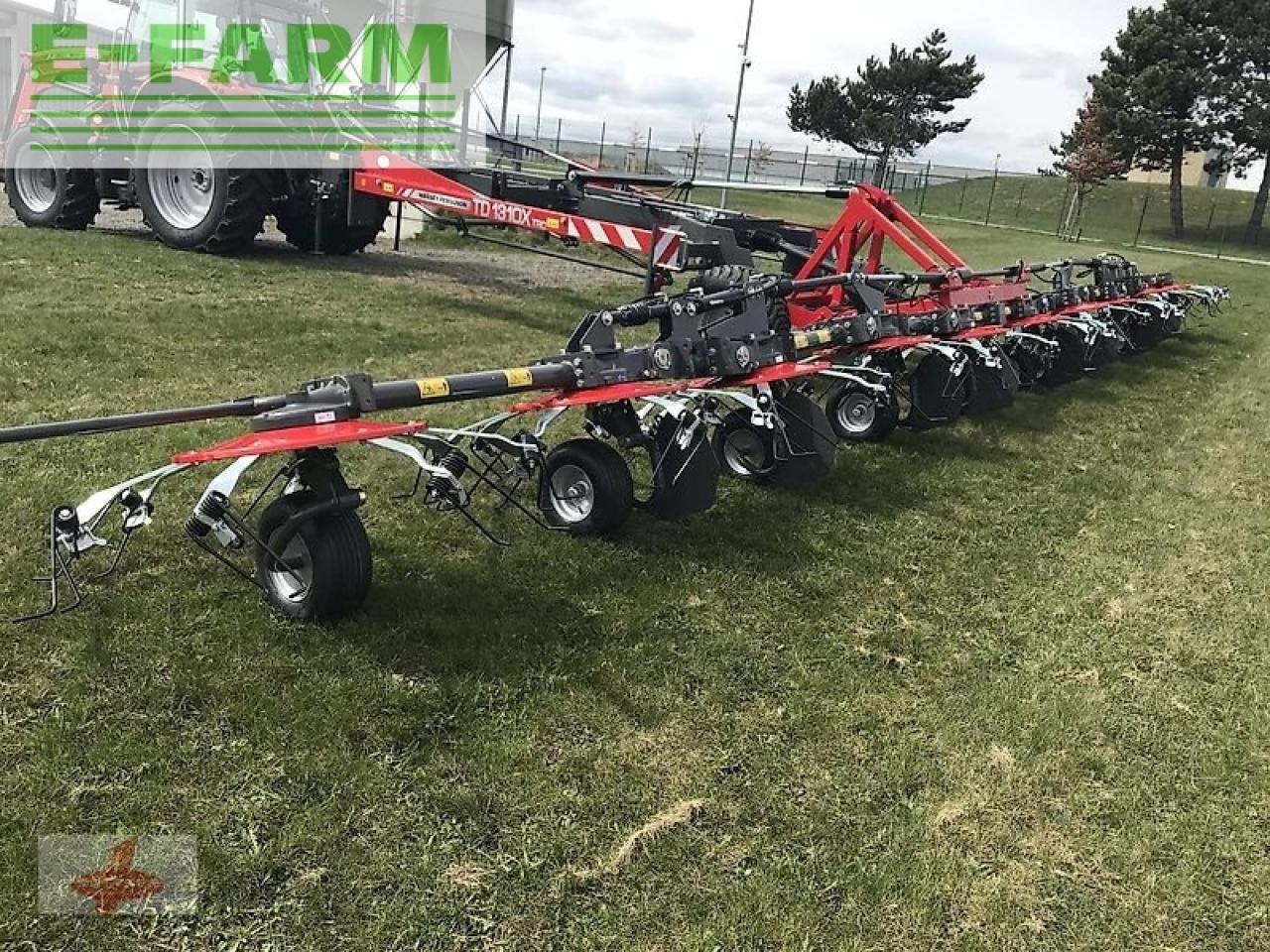 Massey Ferguson mf td 1310 x trc / lotus 1250 profi - Szénaforgató: 1 kép. Massey Ferguson mf td 1310 x trc / lotus 1250 profi - Szénaforgató: 1 kép.