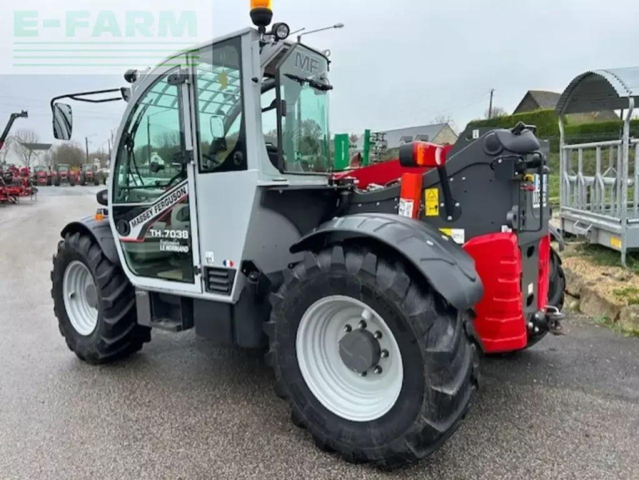 Massey Ferguson mfth7038 - Teleszkópos rakodó: 4 kép. Massey Ferguson mfth7038 - Teleszkópos rakodó: 4 kép.