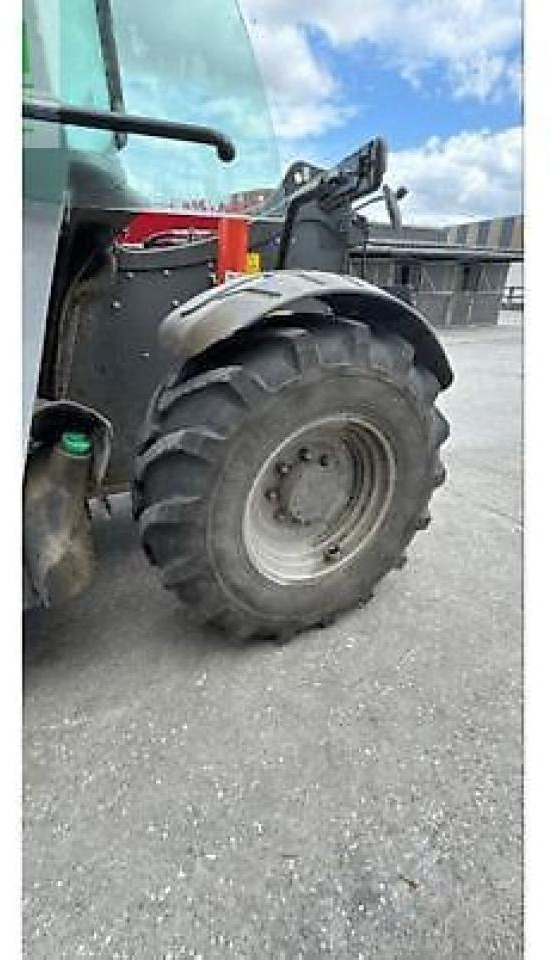 Massey Ferguson th7035 - Teleszkópos rakodó: 3 kép. Massey Ferguson th7035 - Teleszkópos rakodó: 3 kép.
