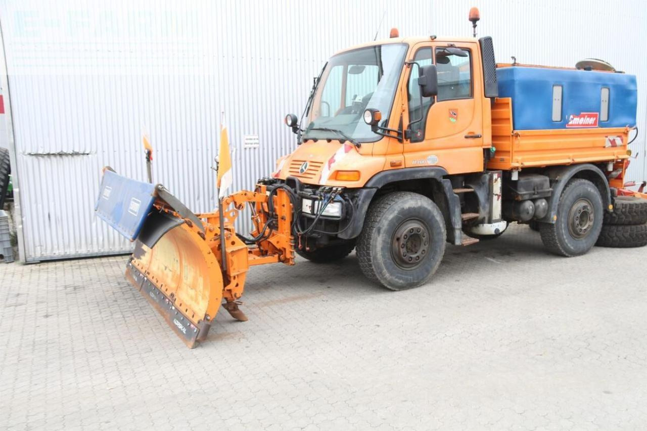 Mercedes-Benz unimog u 400 - Hóeltakarító gép: 1 kép. Mercedes-Benz unimog u 400 - Hóeltakarító gép: 1 kép.