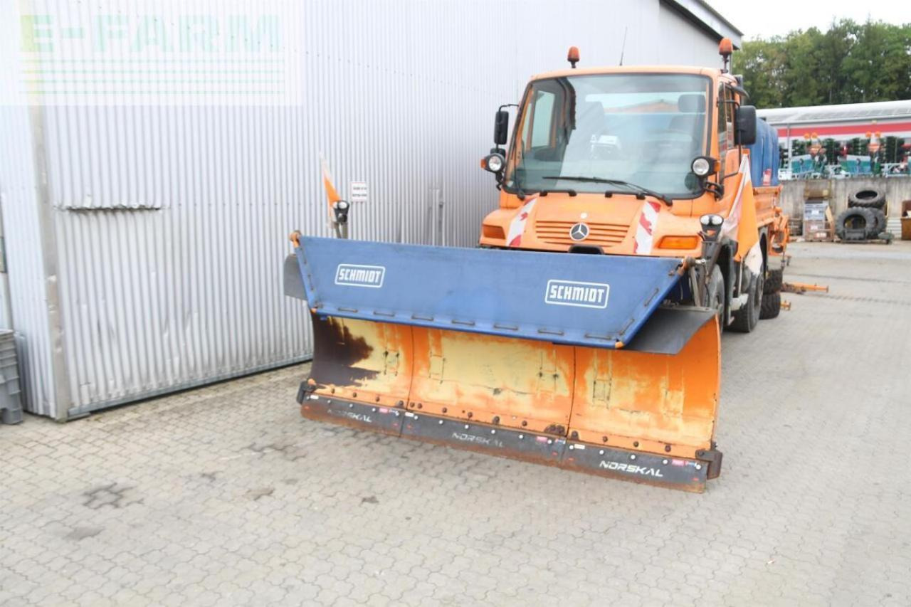 Mercedes-Benz unimog u 400 - Hóeltakarító gép: 2 kép. Mercedes-Benz unimog u 400 - Hóeltakarító gép: 2 kép.