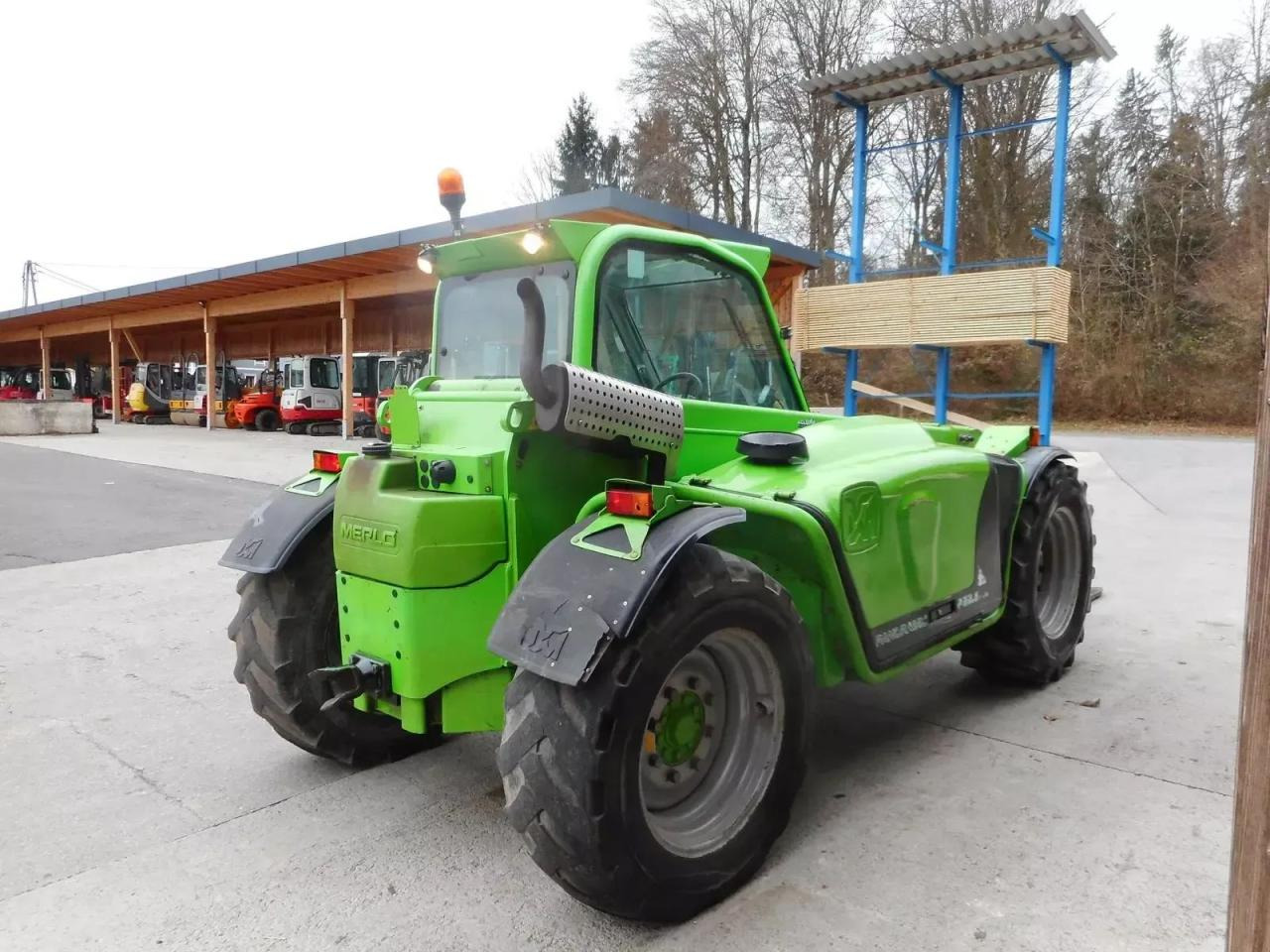 Merlo p32.6 plus ( 2,15 hoch 2,05 breit ) 40 km/h - Teleszkópos rakodó: 4 kép. Merlo p32.6 plus ( 2,15 hoch 2,05 breit ) 40 km/h - Teleszkópos rakodó: 4 kép.