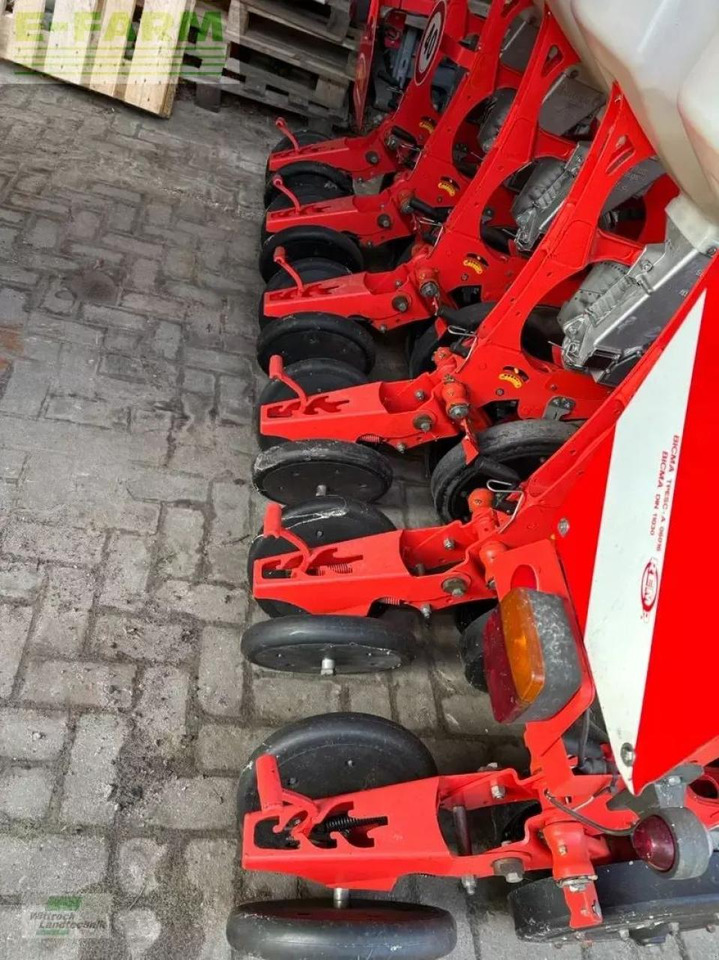 Mustang manta 12 row - Precíziós vetőgép: 4 kép. Mustang manta 12 row - Precíziós vetőgép: 4 kép.