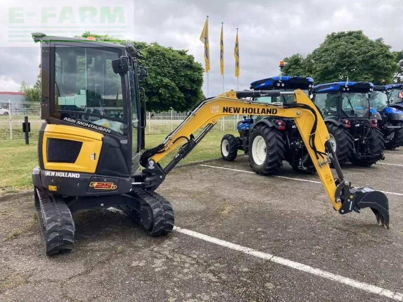 New Holland e 25 d - Minikotró: 1 kép. New Holland e 25 d - Minikotró: 1 kép.