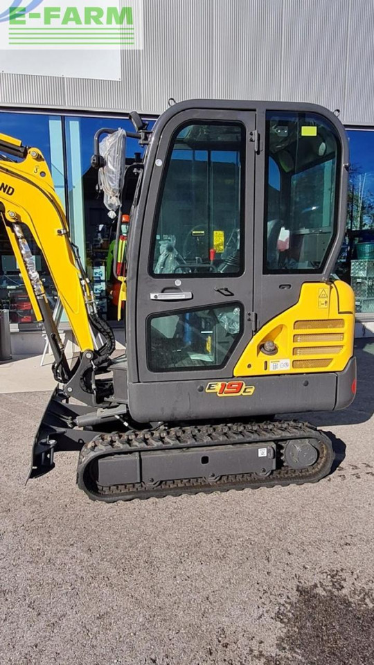 New Holland e19c - Minikotró: 3 kép. New Holland e19c - Minikotró: 3 kép.