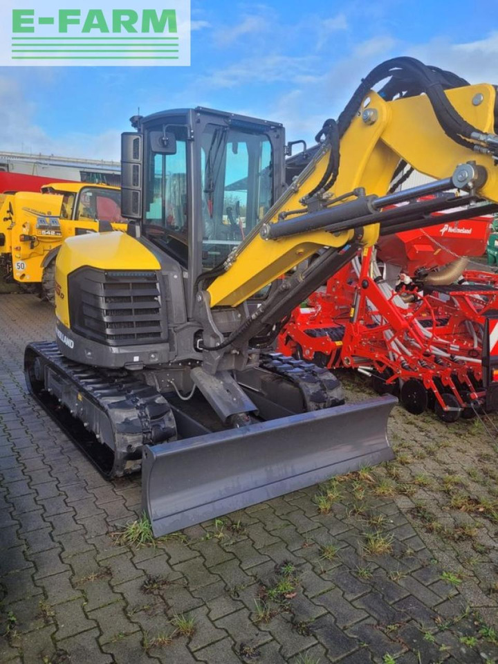 New Holland e55d - Minikotró: 1 kép. New Holland e55d - Minikotró: 1 kép.