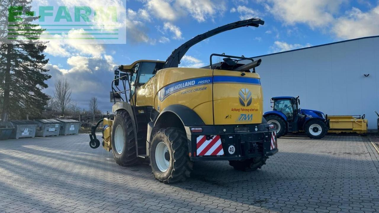 New Holland fr 550 häcksler inkl. pickup und maisgebiss - Önjáró szecskázógép: 3 kép. New Holland fr 550 häcksler inkl. pickup und maisgebiss - Önjáró szecskázógép: 3 kép.