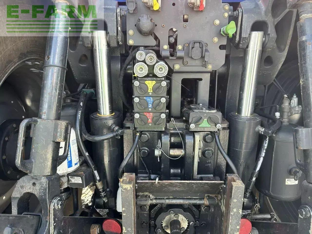 Traktor New Holland nh t 8.410: 8 kép. Traktor New Holland nh t 8.410: 8 kép.