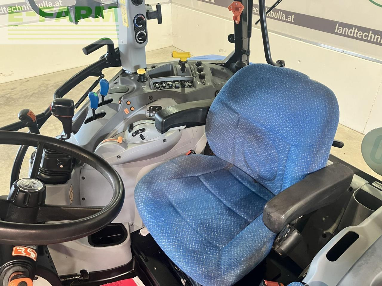 Traktor New Holland t5.115 electro command: 14 kép. Traktor New Holland t5.115 electro command: 14 kép.