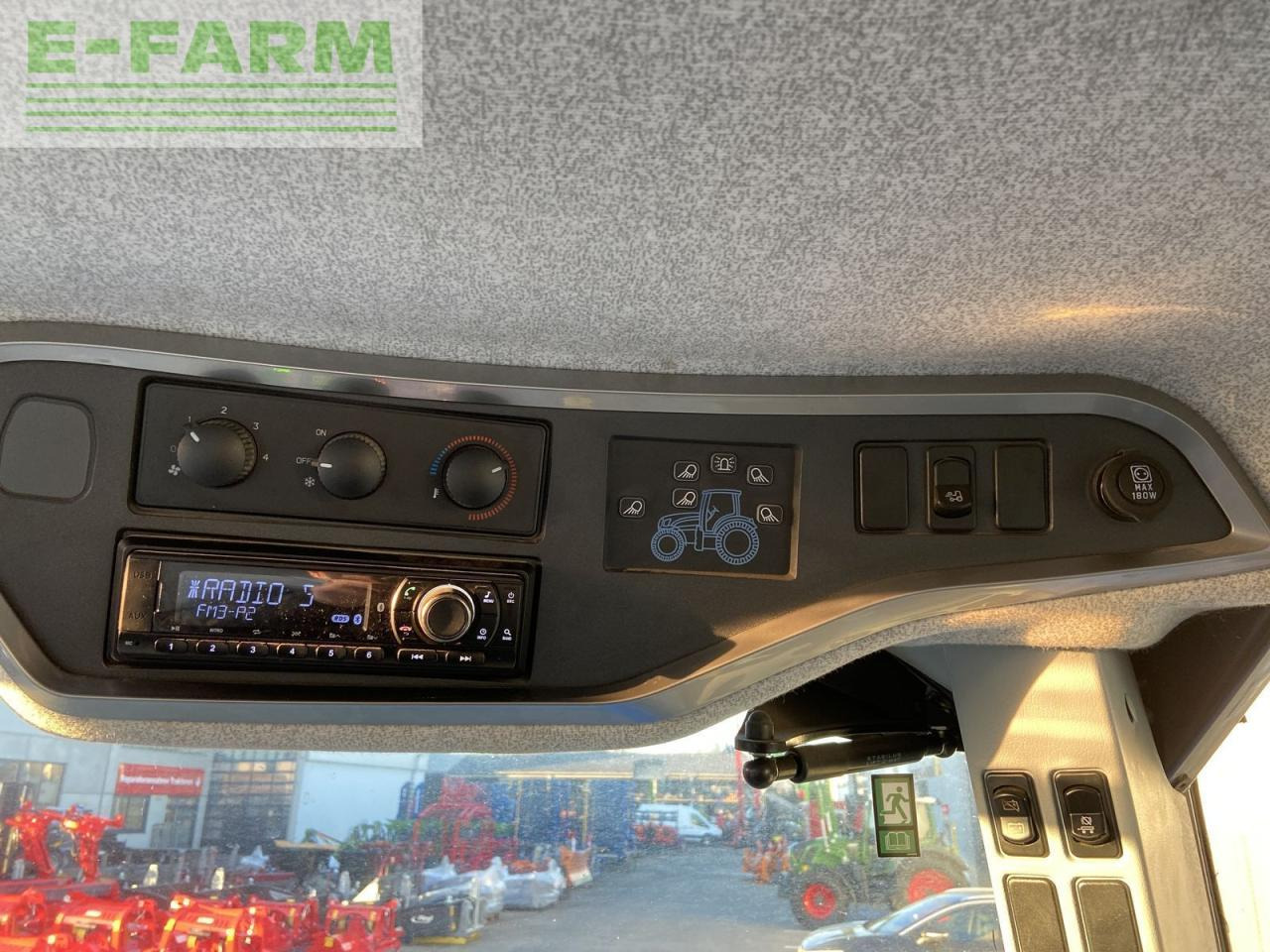 Traktor New Holland t5.120 dynamic command (stage v): 12 kép.