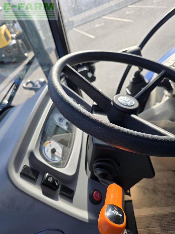 Traktor New Holland t5.90s: 8 kép. Traktor New Holland t5.90s: 8 kép.