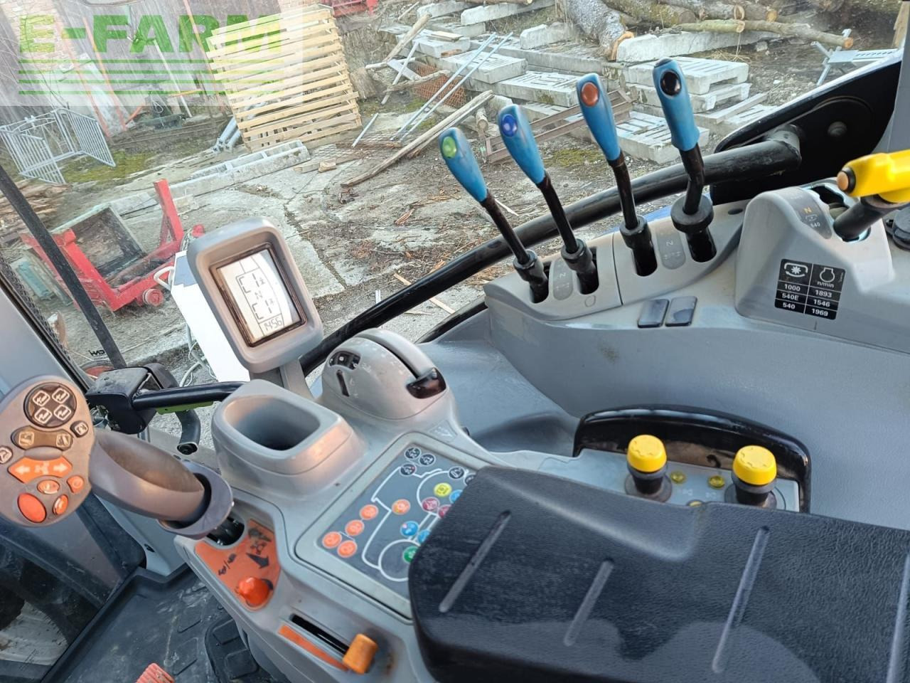 Traktor New Holland t6.145 dynamic command sidewinder ii: 12 kép.