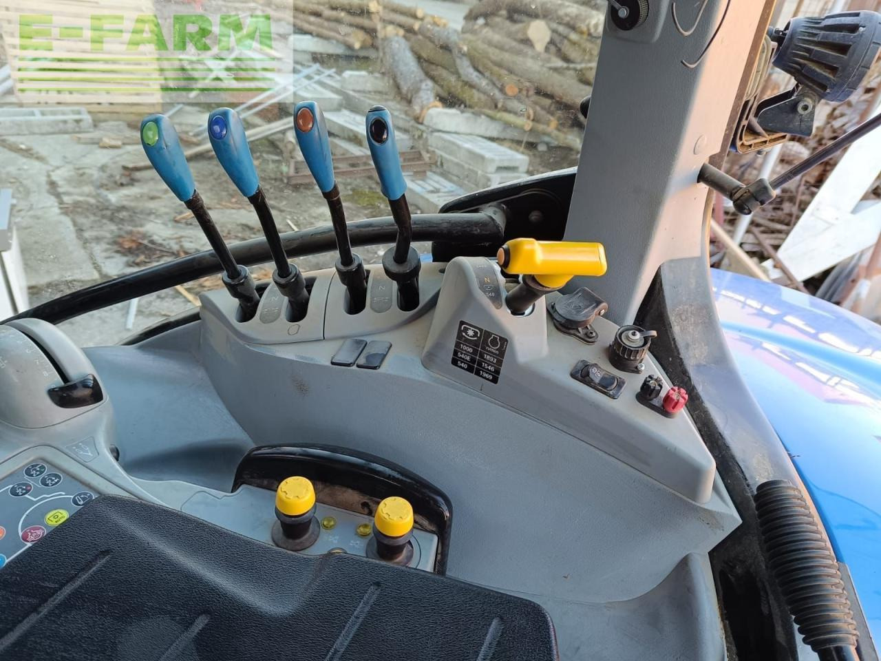Traktor New Holland t6.145 dynamic command sidewinder ii: 13 kép.