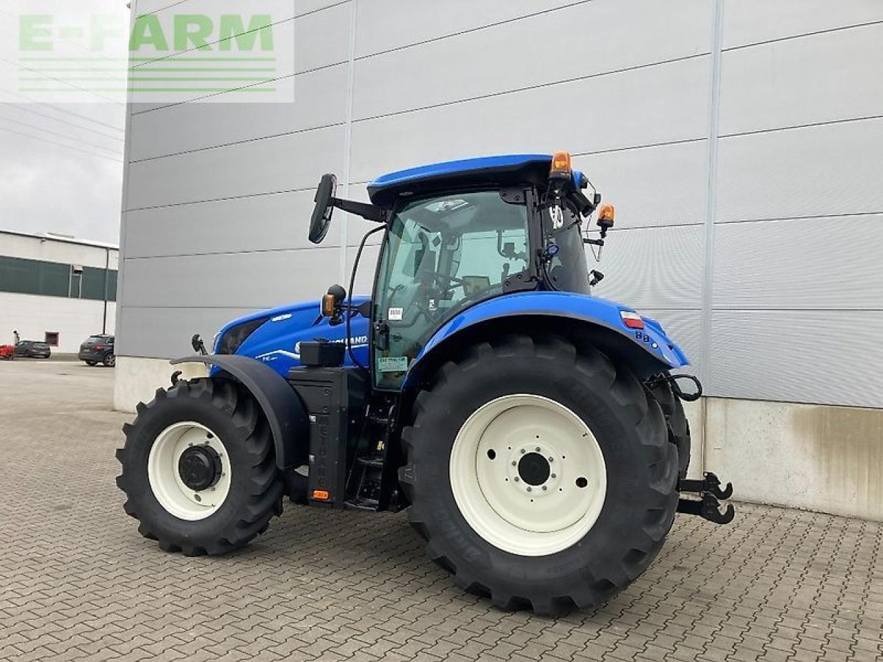 New Holland t6.180 dc methane power Methane Power - Traktor: 3 kép. New Holland t6.180 dc methane power Methane Power - Traktor: 3 kép.