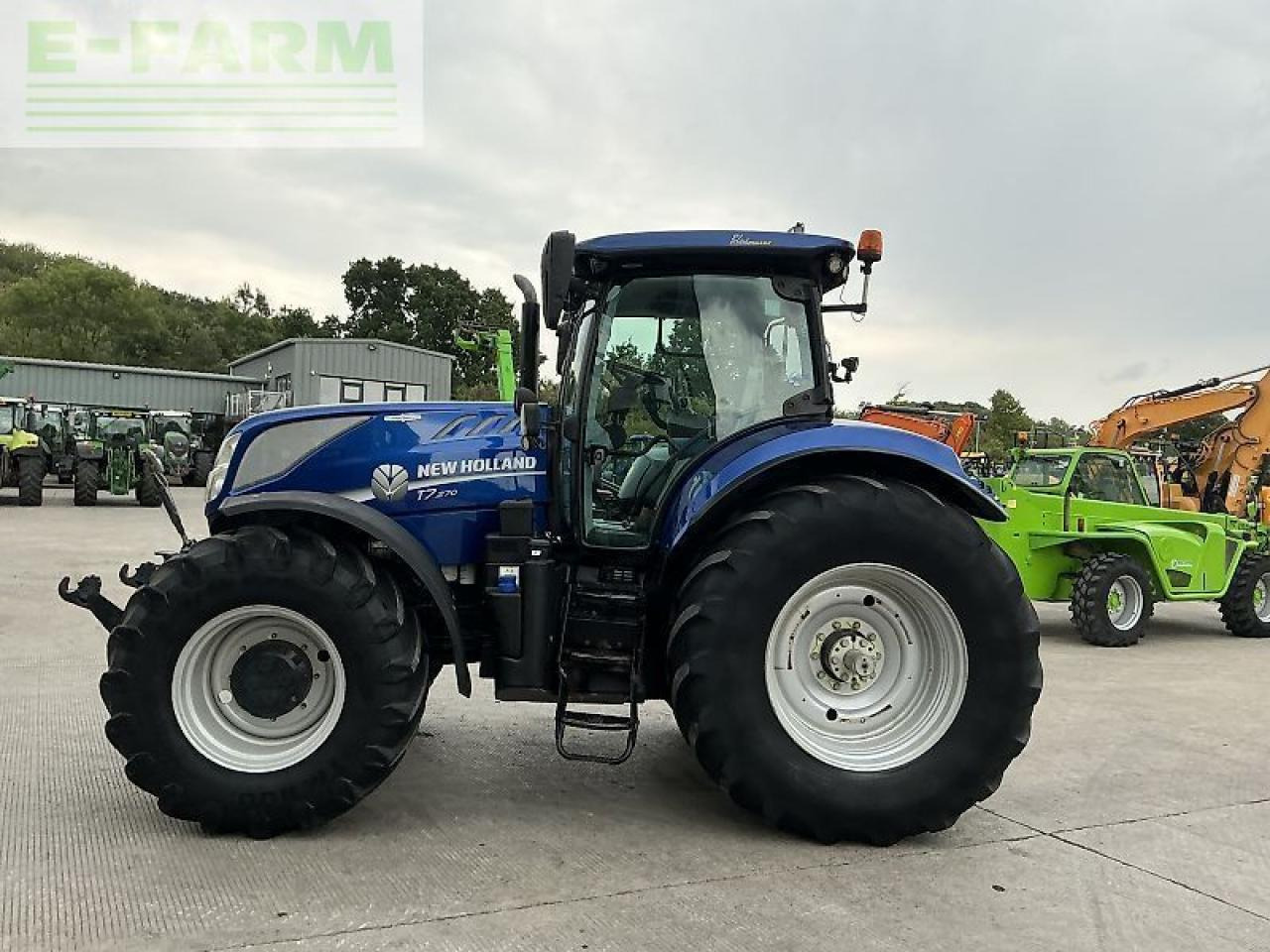 New Holland t7.270 blue power tractor (st24177) - Traktor: 5 kép. New Holland t7.270 blue power tractor (st24177) - Traktor: 5 kép.