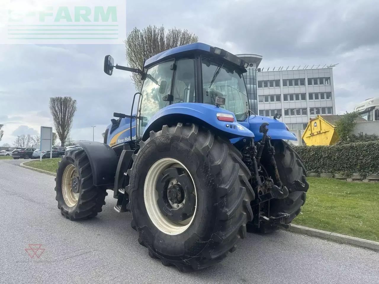 New Holland t8040 - Traktor: 4 kép. New Holland t8040 - Traktor: 4 kép.