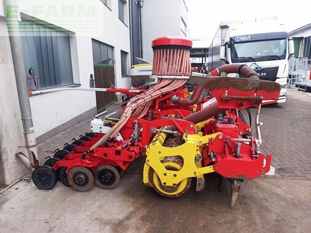 Pöttinger 4 m säkombination pneumatisch klappbar - Kombinált vetőgép: 4 kép. Pöttinger 4 m säkombination pneumatisch klappbar - Kombinált vetőgép: 4 kép.