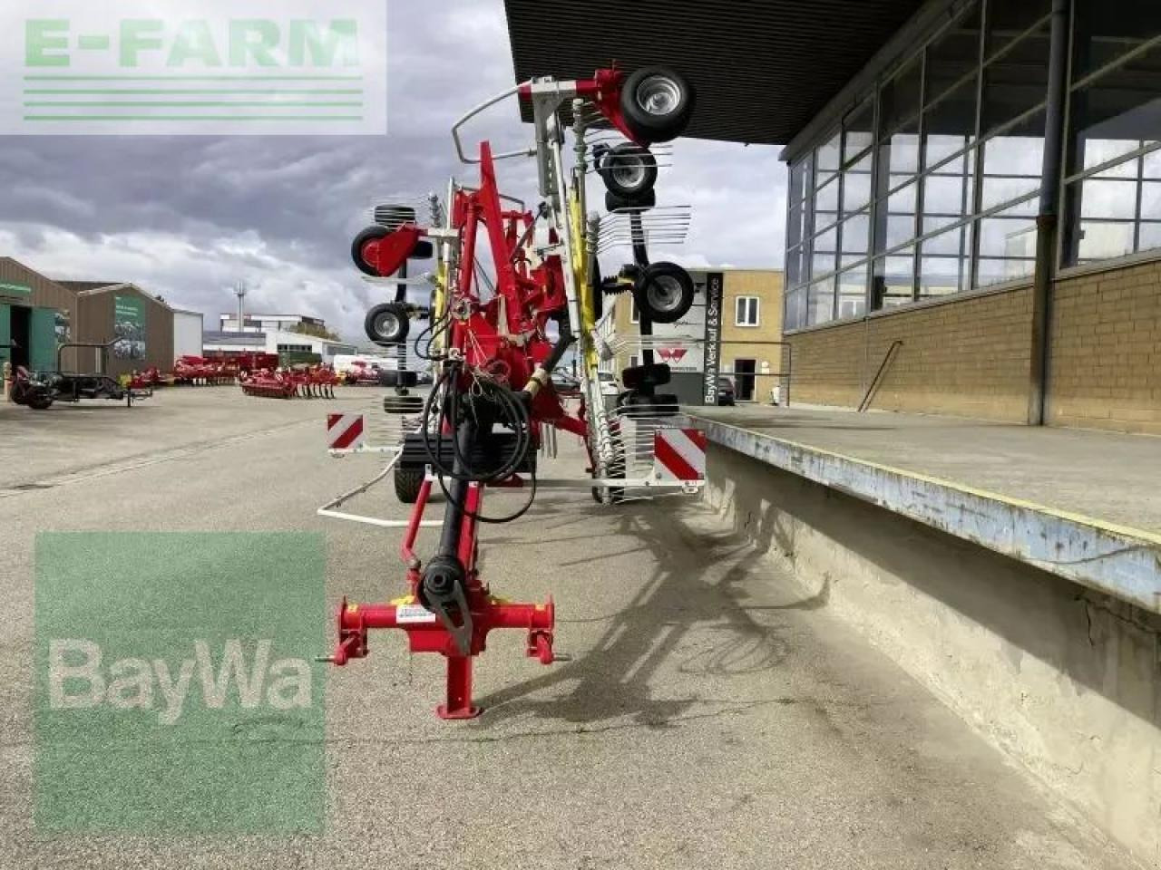 Pöttinger top 722 - Szénaforgató: 2 kép. Pöttinger top 722 - Szénaforgató: 2 kép.