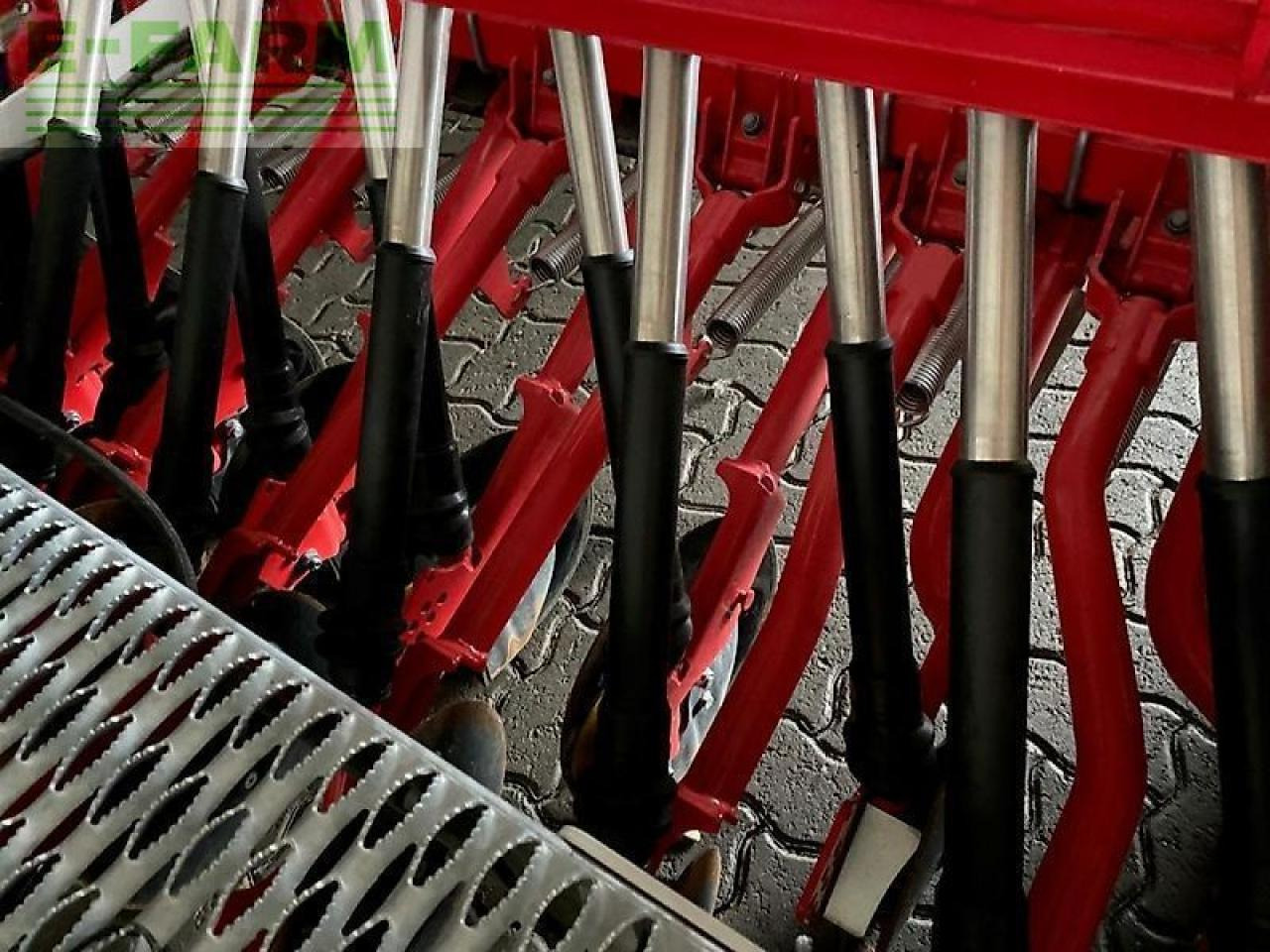 Pöttinger vitasem 3000 - Szemenkénti vetőgép: 5 kép. Pöttinger vitasem 3000 - Szemenkénti vetőgép: 5 kép.