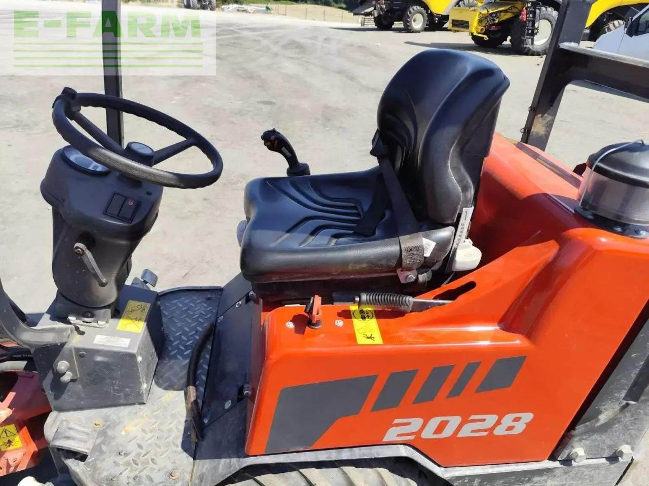 Schäffer 2028 - Teleszkópos rakodó: 2 kép. Schäffer 2028 - Teleszkópos rakodó: 2 kép.