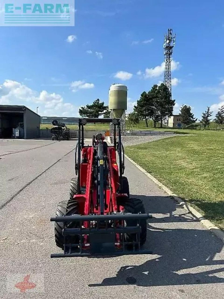 Schäffer 2028 slt - Gumikerekes homlokrakodó: 2 kép. Schäffer 2028 slt - Gumikerekes homlokrakodó: 2 kép.