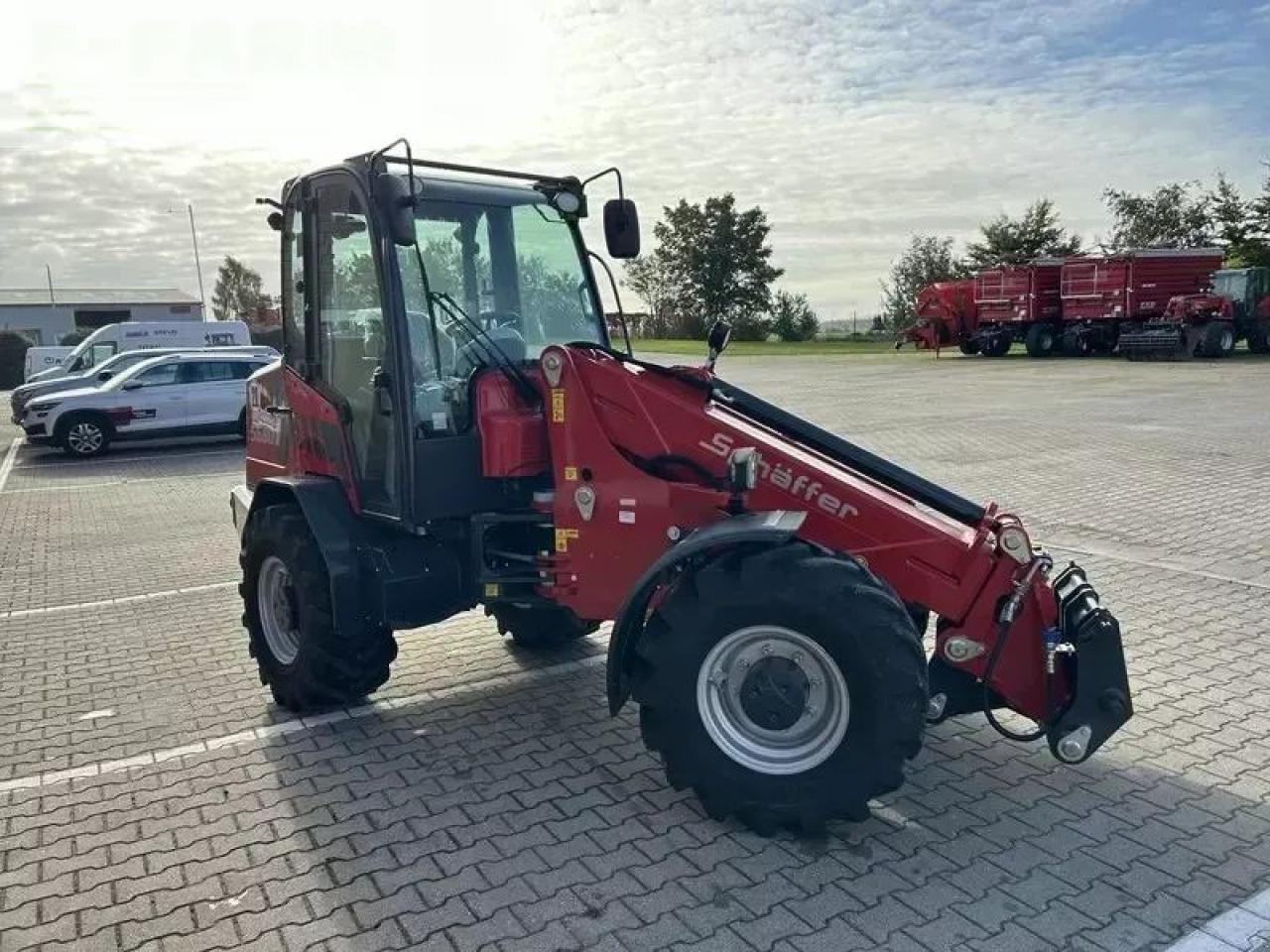 Schäffer 5680 t - Minikotró: 3 kép. Schäffer 5680 t - Minikotró: 3 kép.